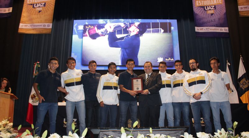 Ganan Liga Premier de la Tercera División integrantes del equipo de futbol Tuzos UAZ